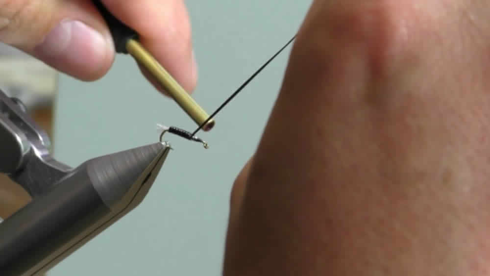 Pêches Sportives Vidéo n°39 : Comment bien monter les petites mouches pour la pêche en été avec Cyril Bailly