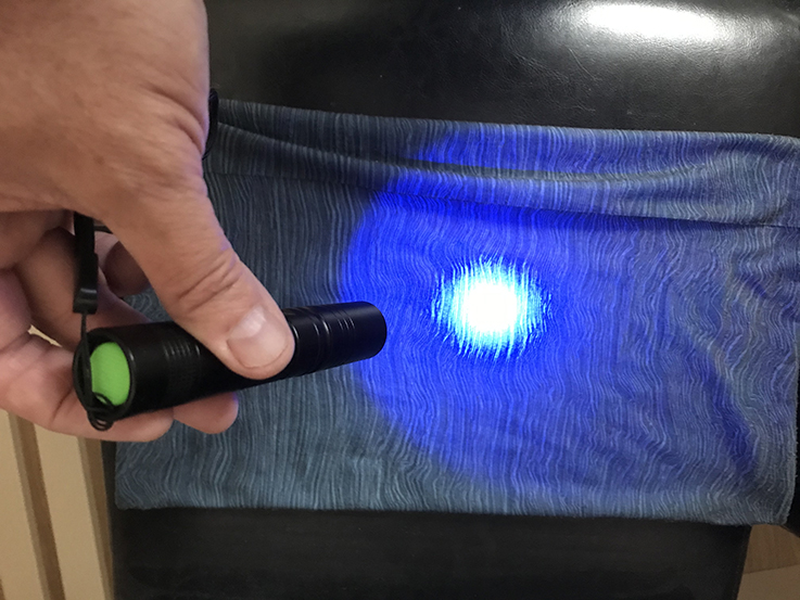 La lampe UV des monteurs de mouches pour désinfecter les masques