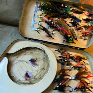 Boite à mouches saumon «black japaned» + mouches à saumon classiques