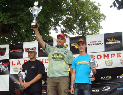 Tom Bontempelli sur la première place du podium